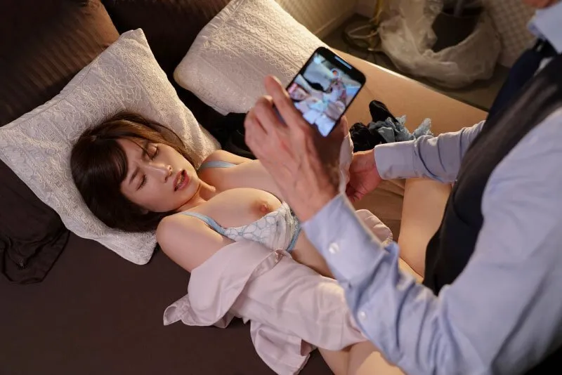 Cấp trên chuốc thuốc em thư ký bắt xxx cả đêm khi đi bàn việc làm ăn xa